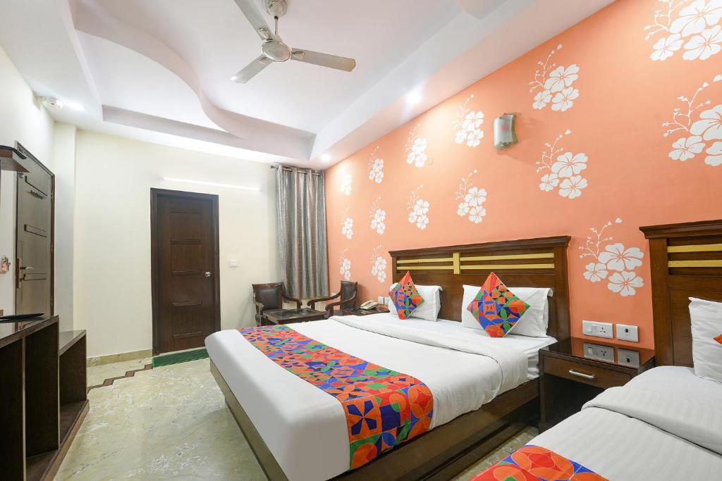 Postel nebo postele na pokoji v ubytování FabHotel Jaggi Palace Karol Bagh