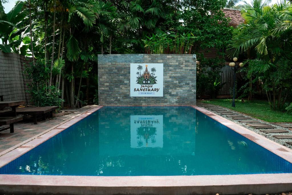 Bazén v ubytování Jungle Sanctuary Hotel Siem Reap nebo v jeho okolí