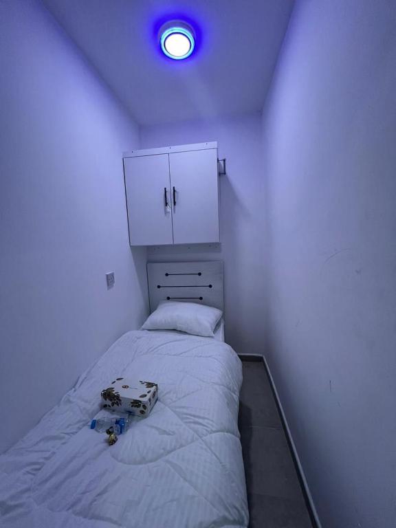 מיטה או מיטות בחדר ב-LuxNest INN Internet City Private Bed space Men Only