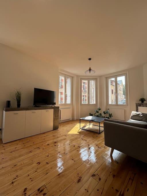 un salon avec un canapé et une table dans l'établissement Appartement T2 idéalement situé, au Puy-en-Velay