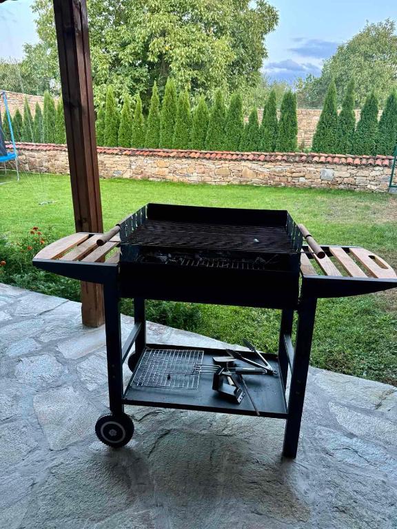 Gril dostupný pro hosty v hostelu