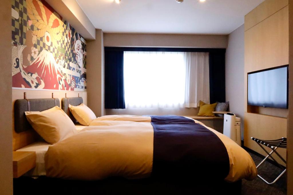 Postel nebo postele na pokoji v ubytování Kyoto Pleasant Hotel