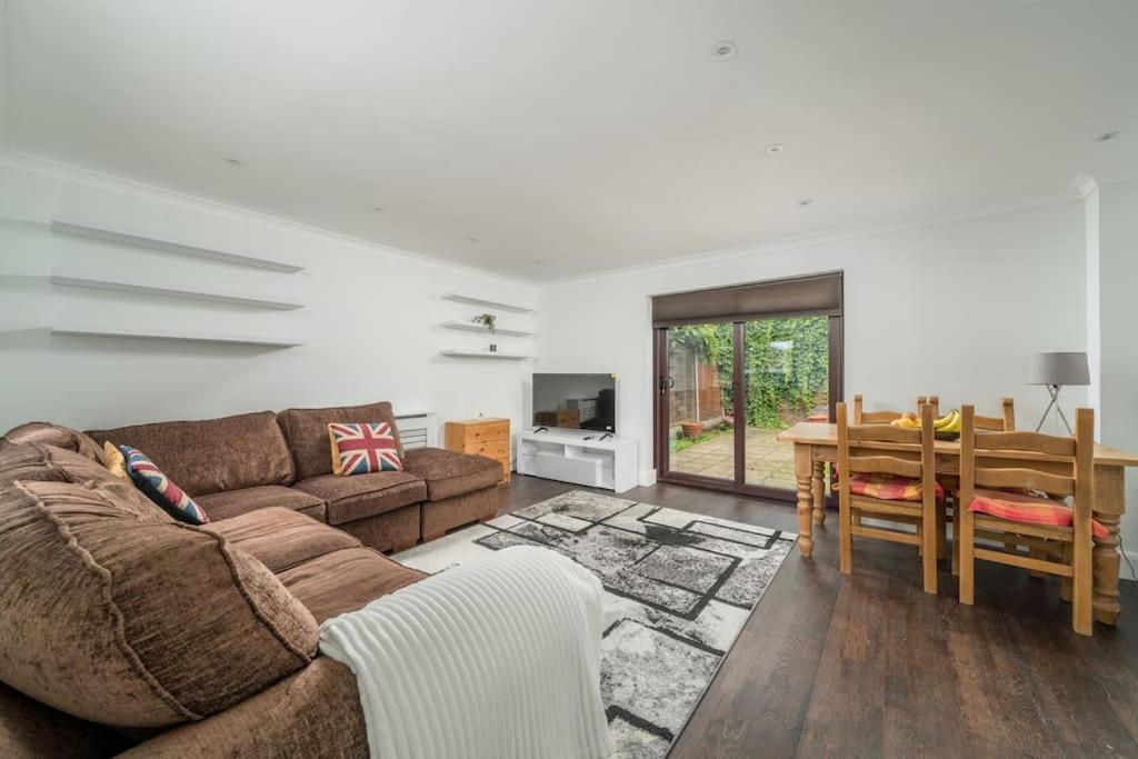 Hotel Gorgeous House, 5 Beds, Amazing transport links, a living room with a couch and a table at Gorgeous House, 5 Beds, Amazing transport links in London