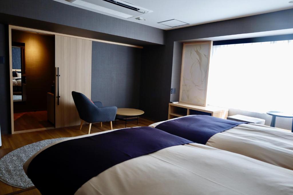 Postel nebo postele na pokoji v ubytování Kyoto Pleasant Hotel