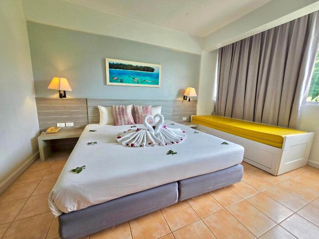 Postel nebo postele na pokoji v ubytování ON Hotel Phuket - SHA