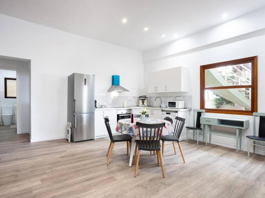 巴哈马尔La esquina del cactus的厨房兼餐厅，配有桌椅