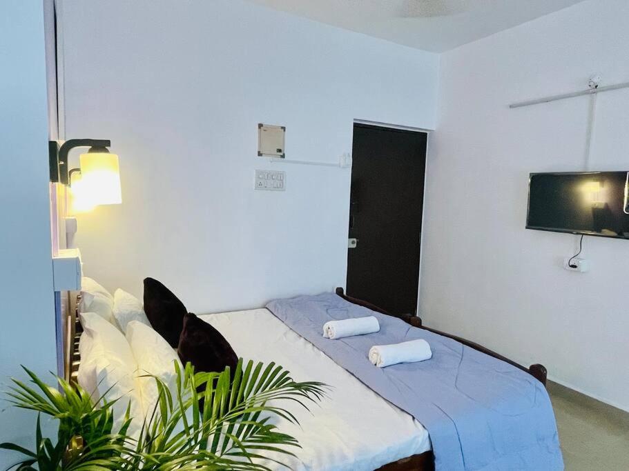 Giường trong phòng chung tại Ocean Breeze Studio Flat 5 min Colva Beach