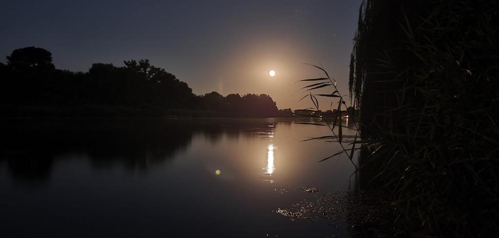Výhled na řeku, která protéká v blízkosti prázdninového domu