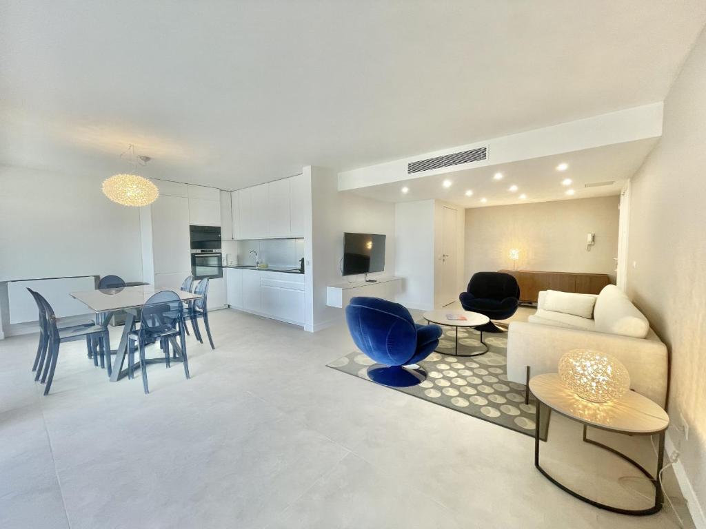un salon avec un canapé et une table dans l'établissement Verdalia luxury 3 bedroom by Welcome to Cannes, à Cannes