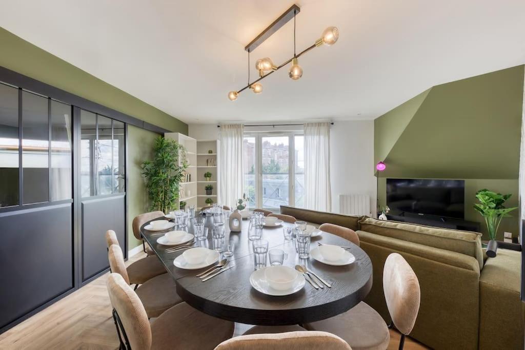 une salle à manger avec une table et des chaises dans l'établissement Loft design proche Paris, à Villeneuve-le-Roi