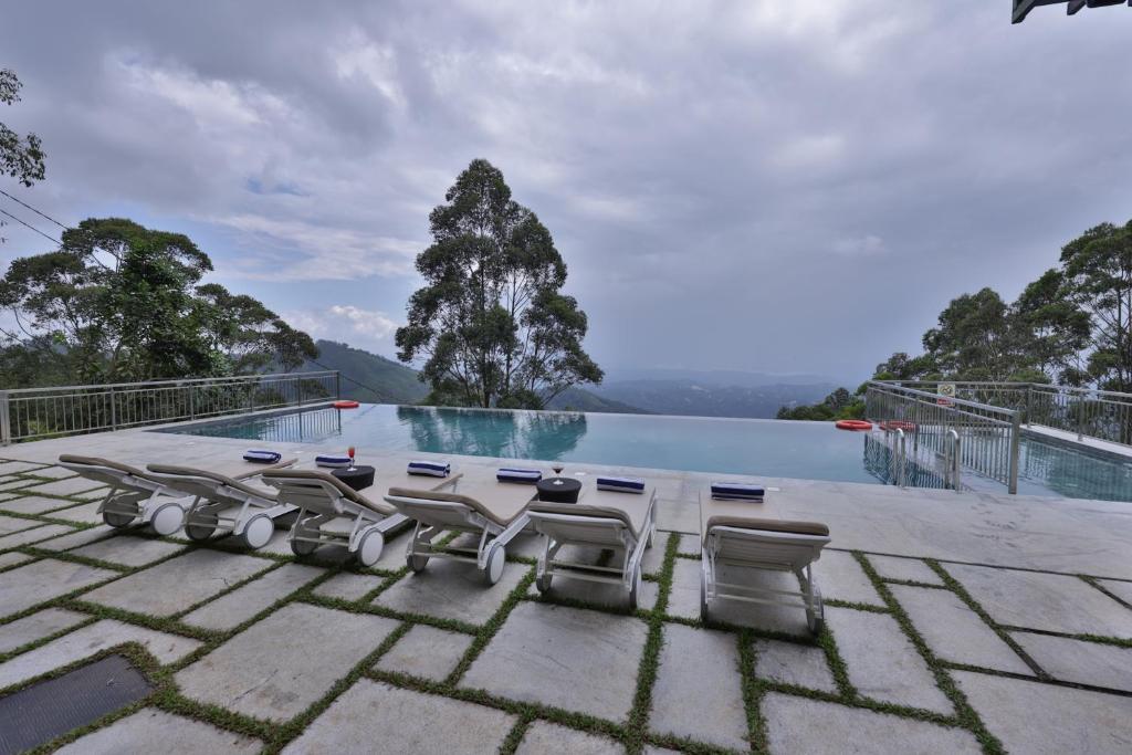 Bazén v ubytování Fragrant Nature Munnar - A Five Star Classified Hotel nebo v jeho okolí