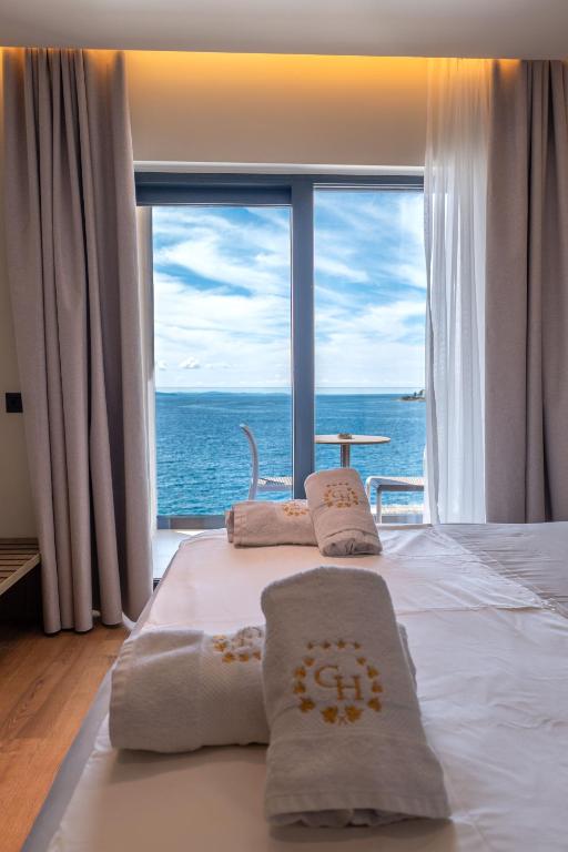Postel nebo postele na pokoji v ubytování Grand Hotel Saranda