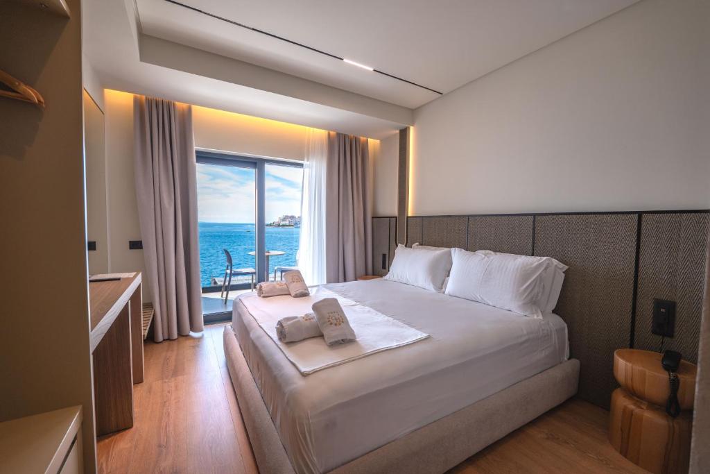 Postel nebo postele na pokoji v ubytování Grand Hotel Saranda