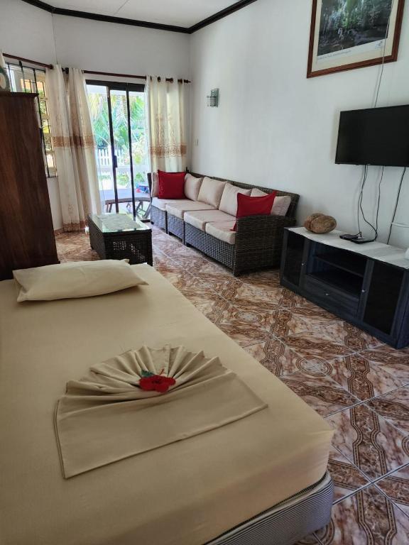 TV a/nebo společenská místnost v ubytování Skyblue Guesthouse - Self Catering