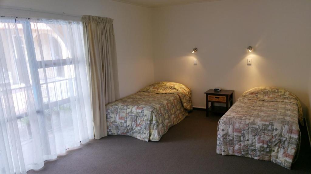 Postel nebo postele na pokoji v ubytování Hobson's Choice Motel