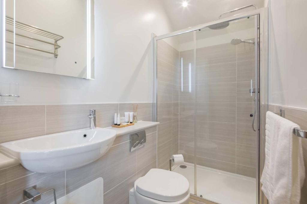 King Deluxe Ensuite with Courtyard View - Venn - Resim 13