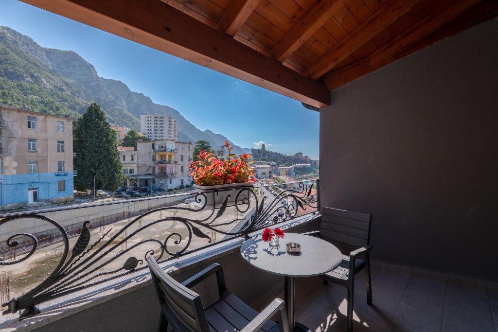 Nespecifikovaný výhled na hory nebo výhled na hory při pohledu z hotelu