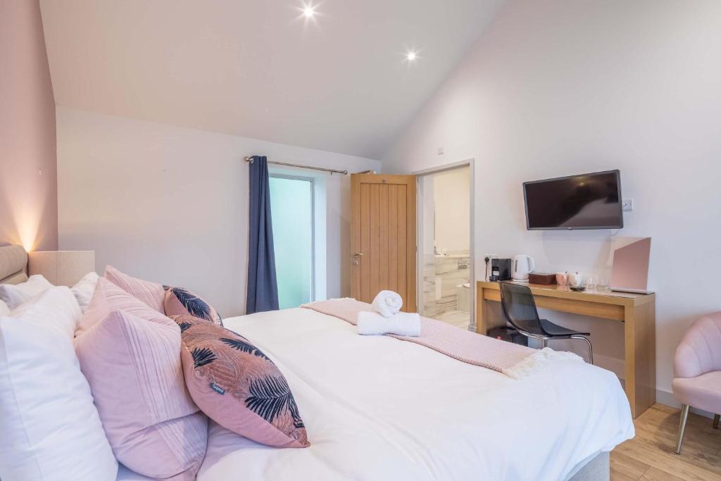 King Deluxe Ensuite with Shower-Bath and Courtyard View - Fawcett - Resim 9