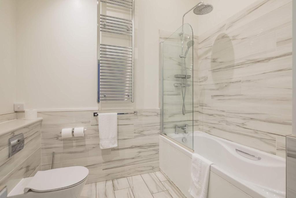 King Deluxe Ensuite with Shower-Bath and Courtyard View - Fawcett - Resim 10