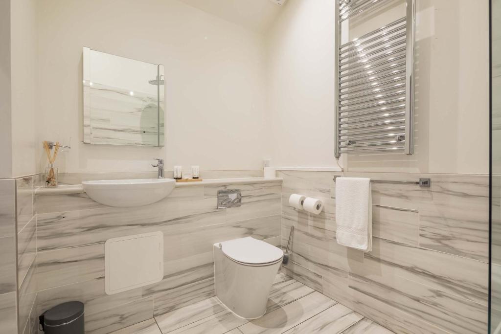 King Deluxe Ensuite with Shower-Bath and Courtyard View - Fawcett - Resim 7
