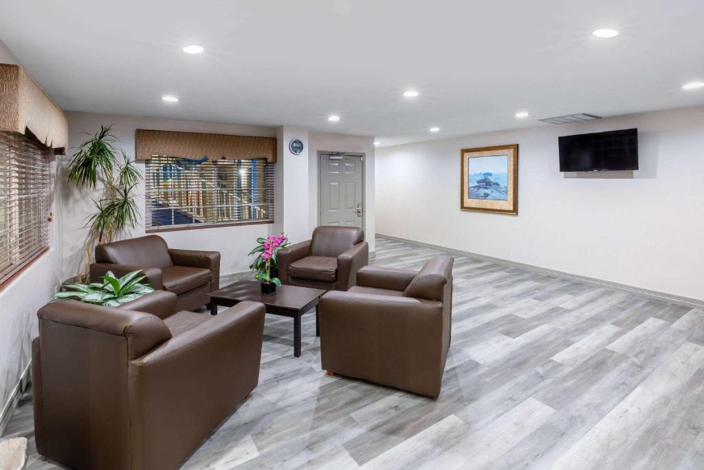 Posezení v ubytování Days Inn by Wyndham Baytown TX