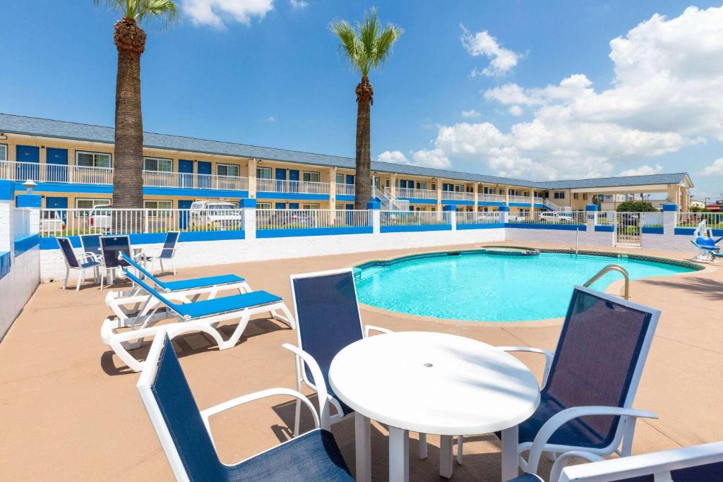 Bazén v ubytování Days Inn by Wyndham Baytown TX nebo v jeho okolí