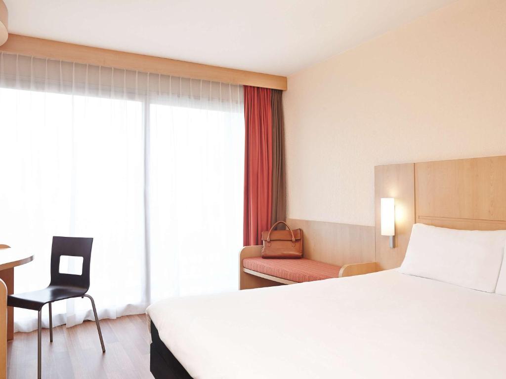 Postel nebo postele na pokoji v ubytování Ibis Cavaillon Portes du Luberon