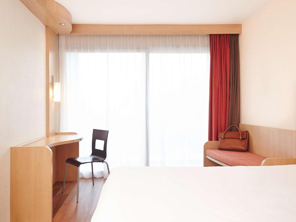 Postel nebo postele na pokoji v ubytování Ibis Cavaillon Portes du Luberon