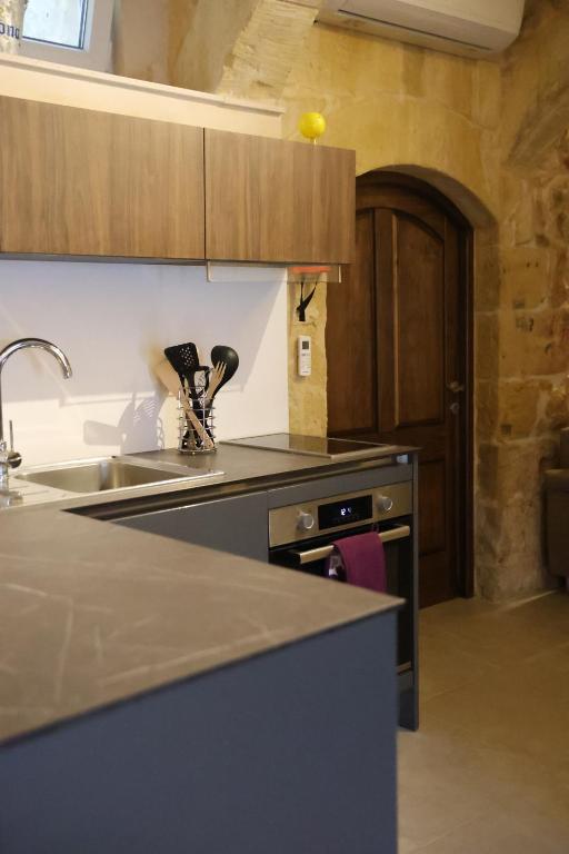 Kuchyň nebo kuchyňský kout v ubytování Authentic 1BR House of character in Gozo by 360 Estates