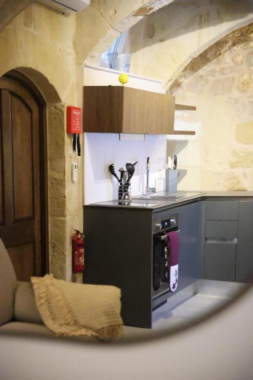 Kuchyň nebo kuchyňský kout v ubytování Authentic 1BR House of character in Gozo by 360 Estates