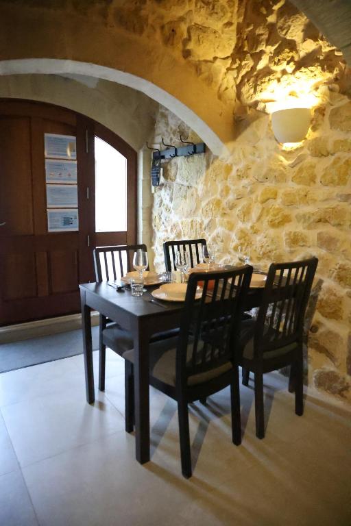 Posezení v ubytování Authentic 1BR House of character in Gozo by 360 Estates