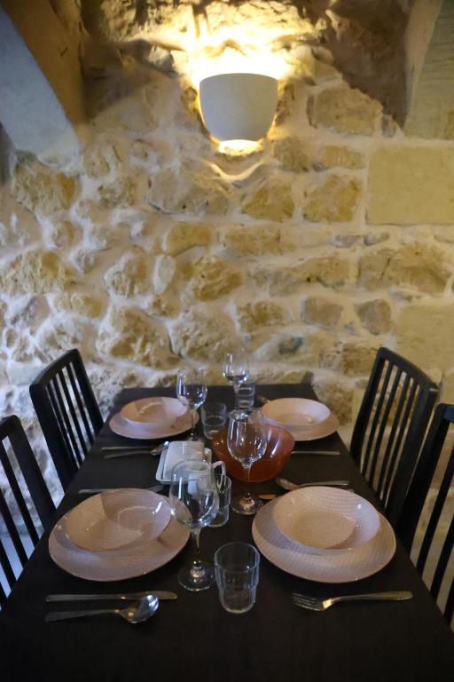Nápoje v ubytování Authentic 1BR House of character in Gozo by 360 Estates