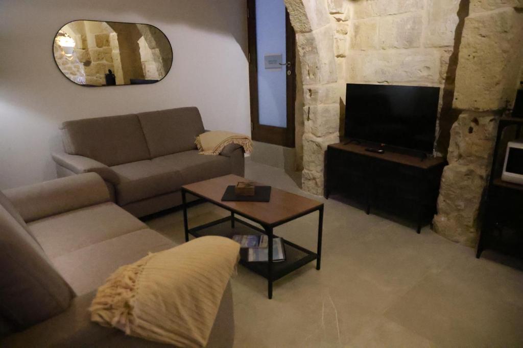 TV a/nebo společenská místnost v ubytování Authentic 1BR House of character in Gozo by 360 Estates