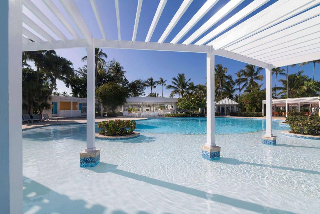 Bazén v ubytování Wyndham Alltra Samana All Inclusive Resort nebo v jeho okolí