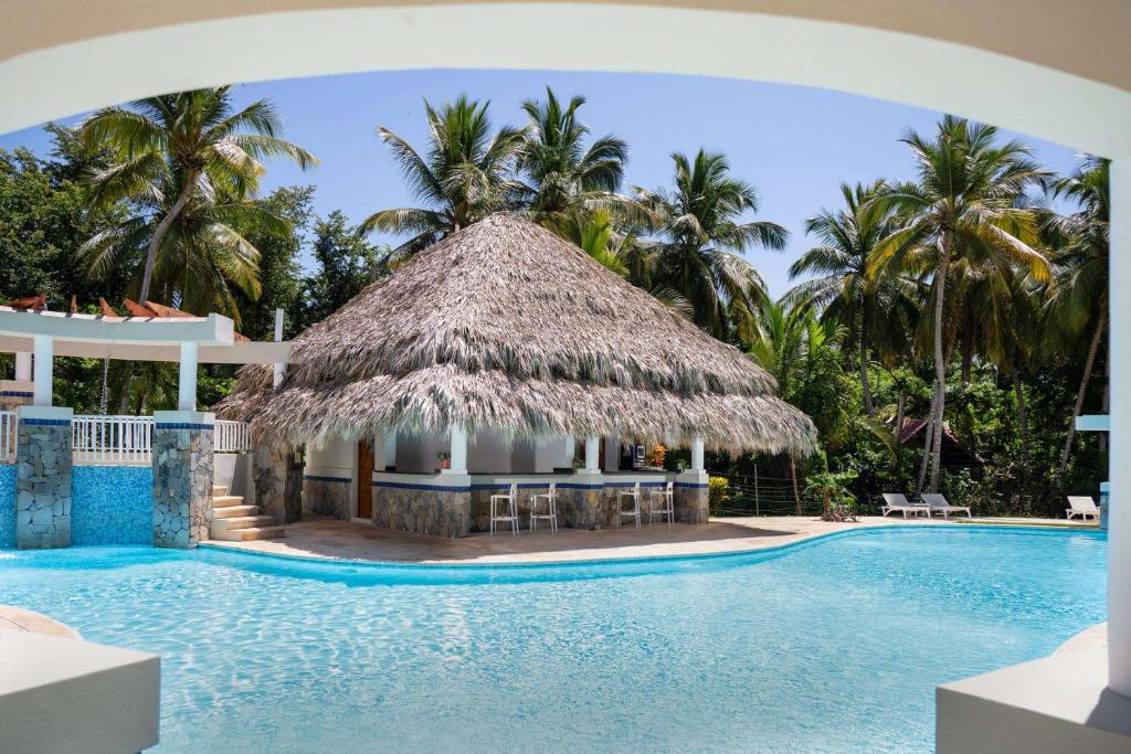 Bazén v ubytování Wyndham Alltra Samana All Inclusive Resort nebo v jeho okolí