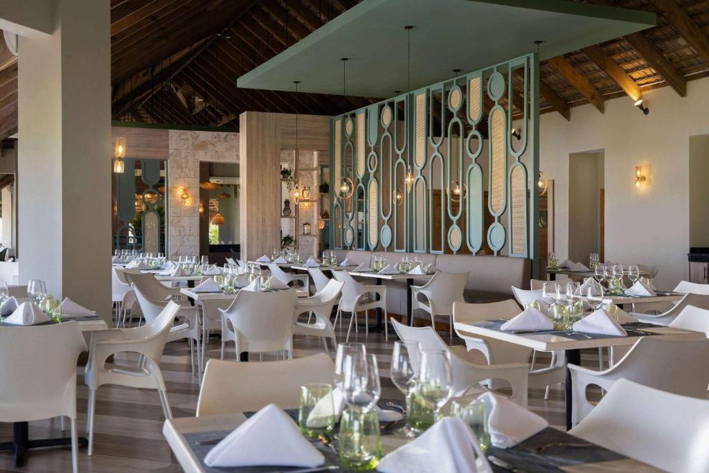 Restaurace v ubytování Wyndham Alltra Samana All Inclusive Resort