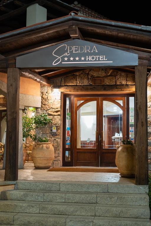 a hotel entrance with a sign over the door at Hotel Sa Pedra in Murta Maria