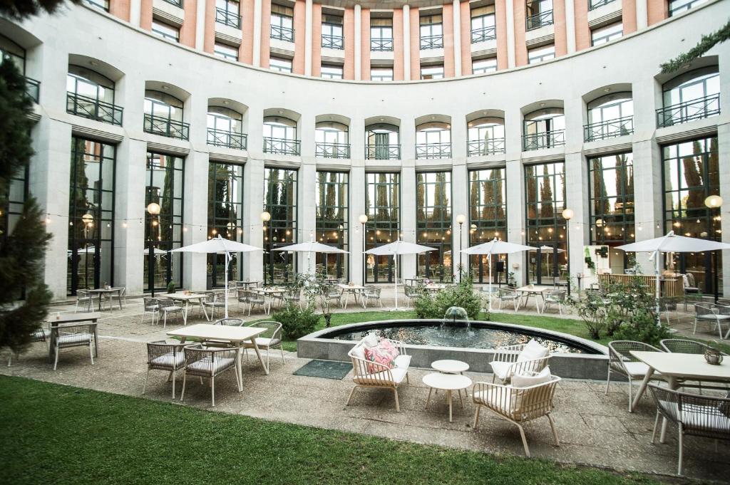 Bazén v ubytovaní AZZ Mérida Medea Hotel alebo v jeho blízkosti