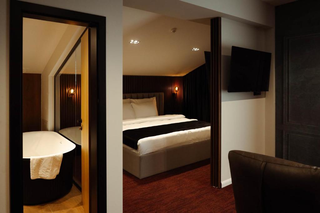 Postel nebo postele na pokoji v ubytování Adler Hotel