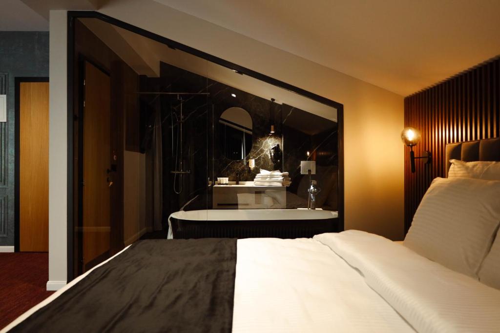 Postel nebo postele na pokoji v ubytování Adler Hotel
