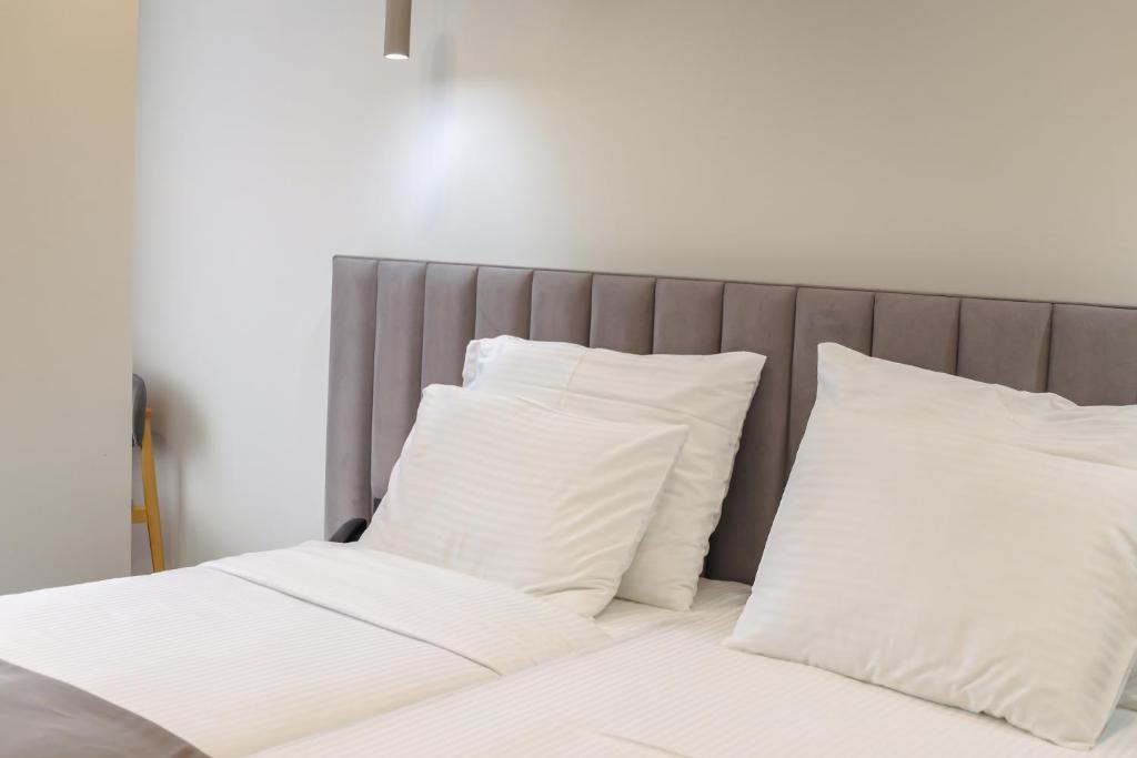 Postel nebo postele na pokoji v ubytování Adler Hotel