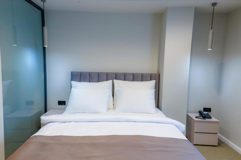 Postel nebo postele na pokoji v ubytování Adler Hotel