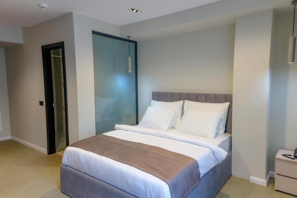 Postel nebo postele na pokoji v ubytování Adler Hotel