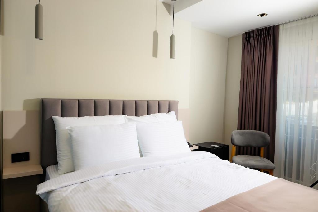 Postel nebo postele na pokoji v ubytování Adler Hotel