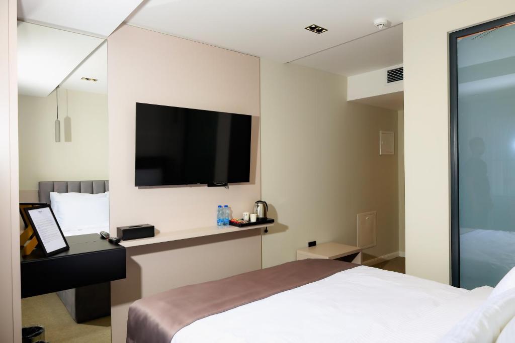 Postel nebo postele na pokoji v ubytování Adler Hotel