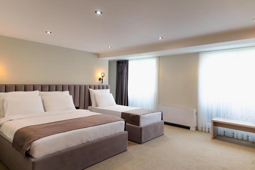 Postel nebo postele na pokoji v ubytování Adler Hotel