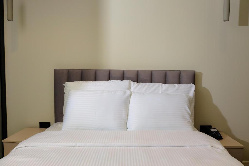 Postel nebo postele na pokoji v ubytování Adler Hotel