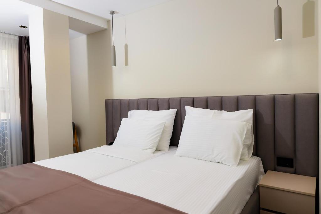Postel nebo postele na pokoji v ubytování Adler Hotel