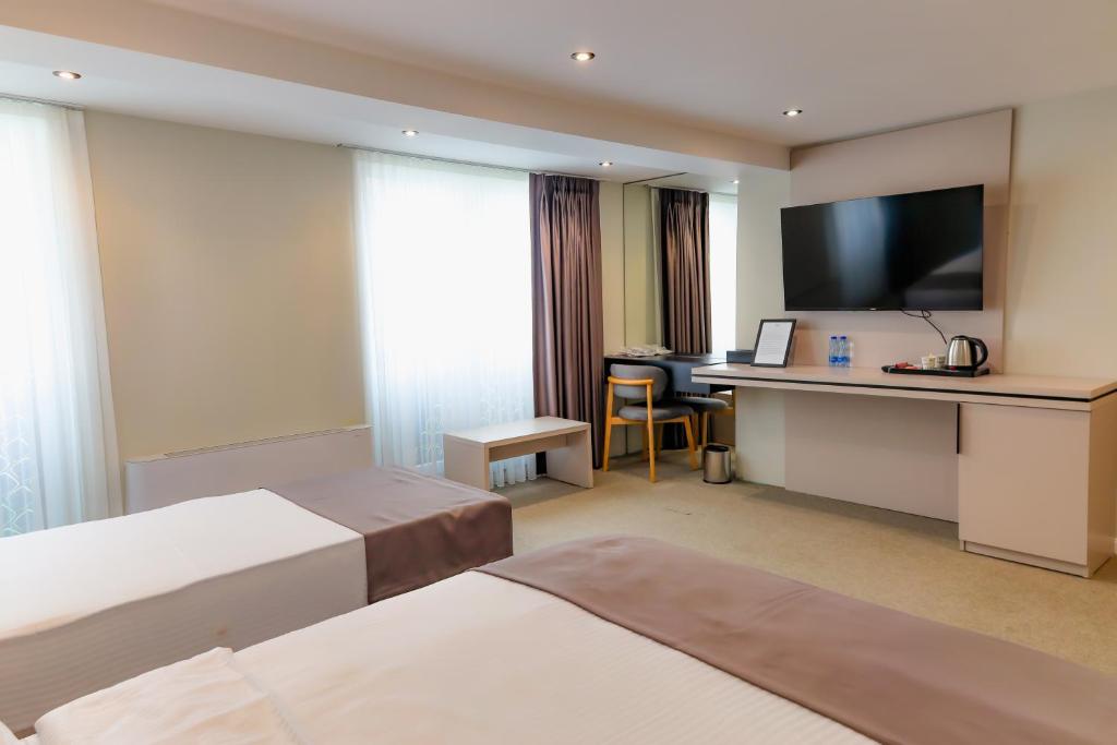 Postel nebo postele na pokoji v ubytování Adler Hotel