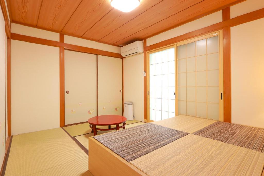 Postel nebo postele na pokoji v ubytování 笑いあふれる乾杯を 小さなホテル ミセス マルベリー